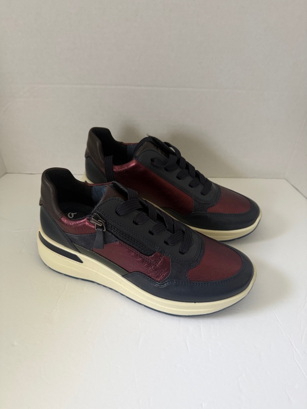 Ara Low-Top Sneakers in Metallic and Navy finish